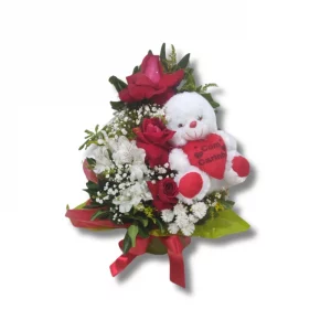 Ikebana de rosas com urso